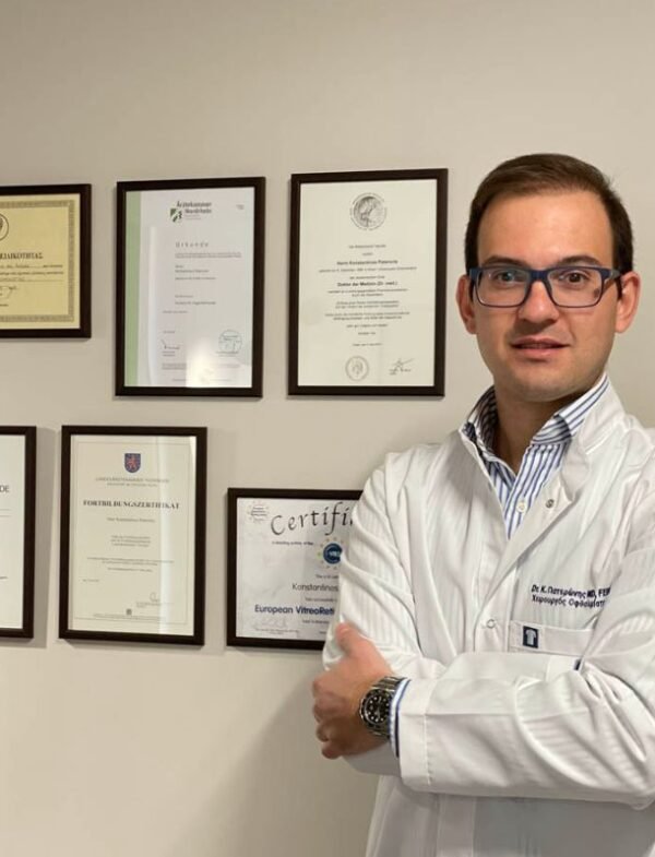 Dr. med. Κωνσταντίνος Πατερώνης. Χειρουργός Οφθαλμίατρος – Υπεύθυνος Τμήματος Υαλοειδούς / Αμφιβληστροειδούς στην κλινική ΕΝΟΡΑΣΙΣ - Πάτρα, Εξειδίκευση σε Χειρουργική Προσθίου & Οπισθίου Ημιμορίου, Διδάκτωρ Πανεπιστημίου Essen/Duisburg, Πρώην Επιμελητής Α΄ Πανεπιστημιακής Κλινικής Jena (Γερμανία)