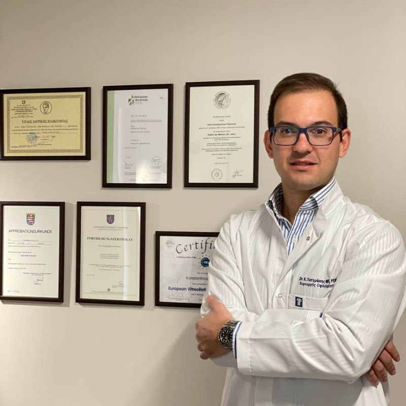 Dr. med. Κωνσταντίνος Πατερώνης. Χειρουργός Οφθαλμίατρος – Υπεύθυνος Τμήματος Υαλοειδούς / Αμφιβληστροειδούς στην κλινική ΕΝΟΡΑΣΙΣ - Πάτρα, Εξειδίκευση σε Χειρουργική Προσθίου & Οπισθίου Ημιμορίου, Διδάκτωρ Πανεπιστημίου Essen/Duisburg, Πρώην Επιμελητής Α΄ Πανεπιστημιακής Κλινικής Jena (Γερμανία)