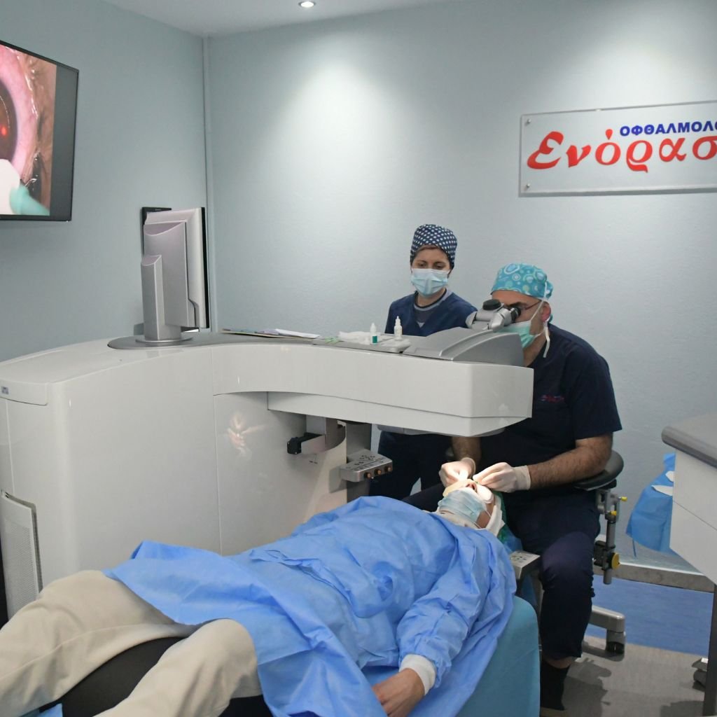 Χειρουργός οφθαλμίατρος - Δημήτρης Μαραγκός, της Ενόρασις, σε διαθλαστική επέμβαση laser για διόρθωση όρασης