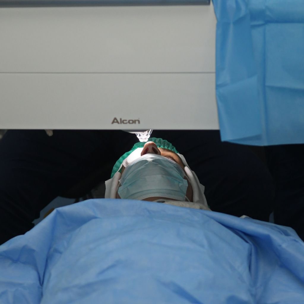 Ασθενής σε διαθλαστική επέμβαση LASIK με χρήση σύγχρονου οφθαλμολογικού laser