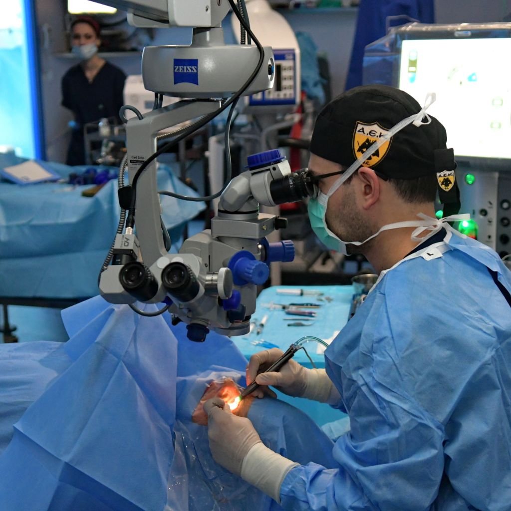 Dr. Κωνσταντίνος Πατερώνης – Μικροχειρουργική υαλοειδούς και αμφιβληστροειδούς με προηγμένο χειρουργικό μικροσκόπιο