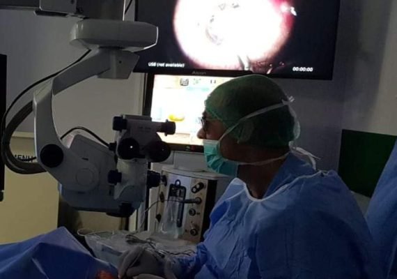 Ο Χειρουργός Οφθαλμίατρος Δημήτριος Μαραγκός στο χειρουργείο αποκατάστασης καταρράκτη σε ασθενή Ο Χειρουργός Οφθαλμίατρος Δημήτριος Μαραγκός, χειρουργεί ασθενή με καταρράκτη